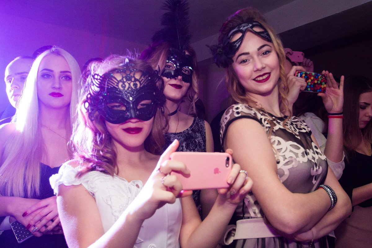 Девушки с удовольствием позировали фотографам Девушки с удовольствием позировали фотографам