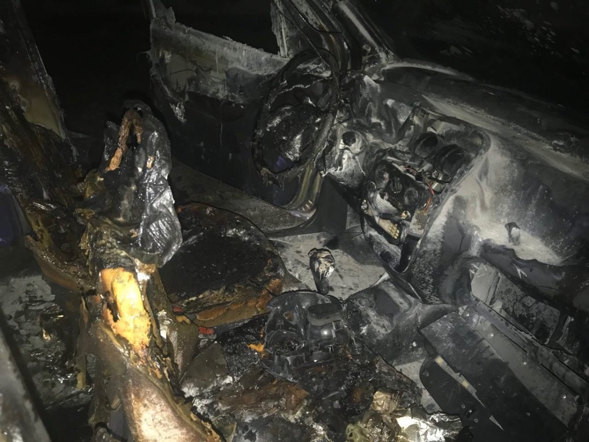 Возле школы №125 подожгли автомобиль учительницы Возле школы №125 подожгли автомобиль учительницы