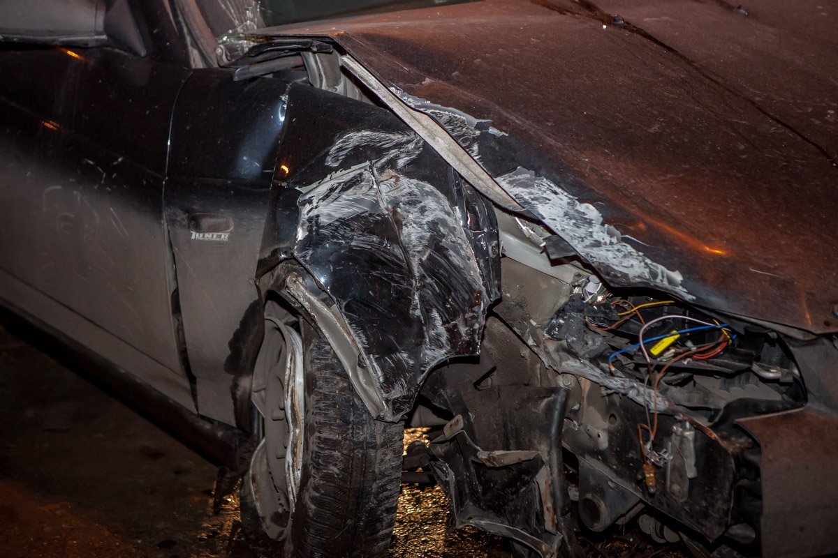 На Космической ВАЗ 2110 врезался в столб На Космической ВАЗ 2110 врезался в столб