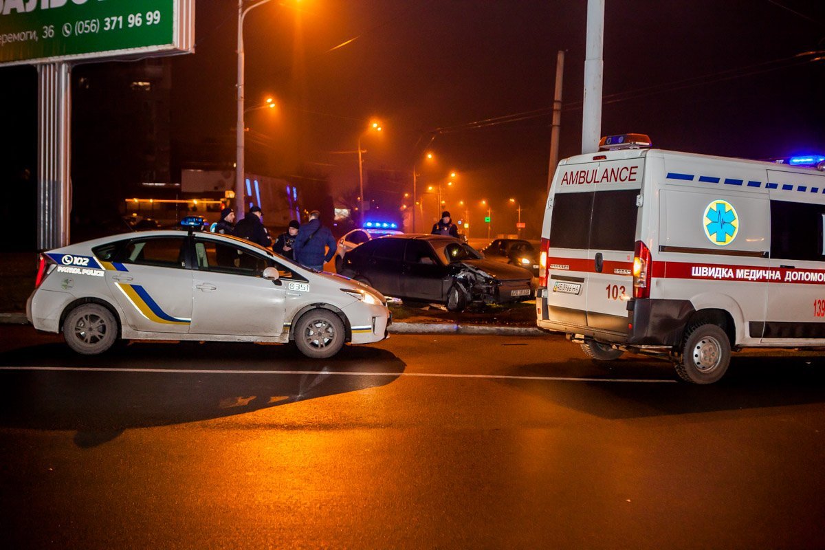 Мужчину забрала "скорая помощь" с ушибом головы Мужчину забрала "скорая помощь" с ушибом головы