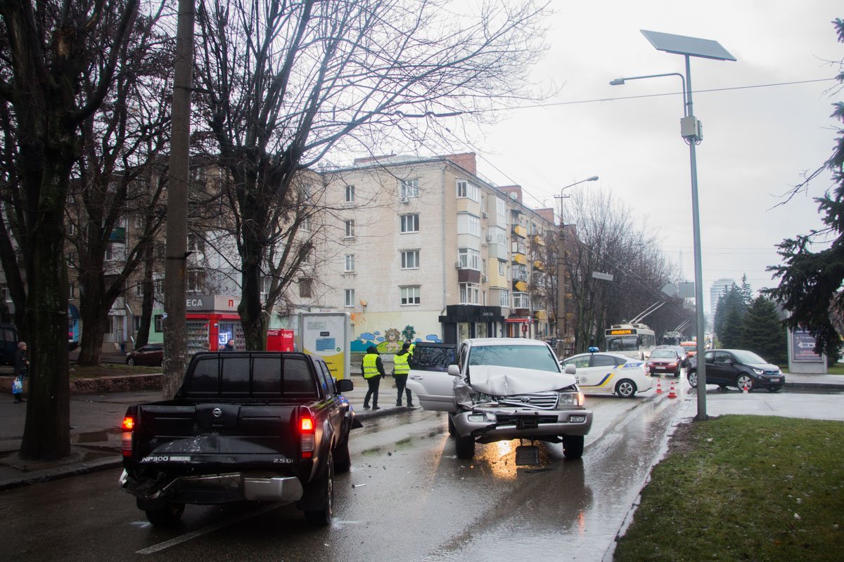 Nissan после столкновения с Toyota въехал в дерево