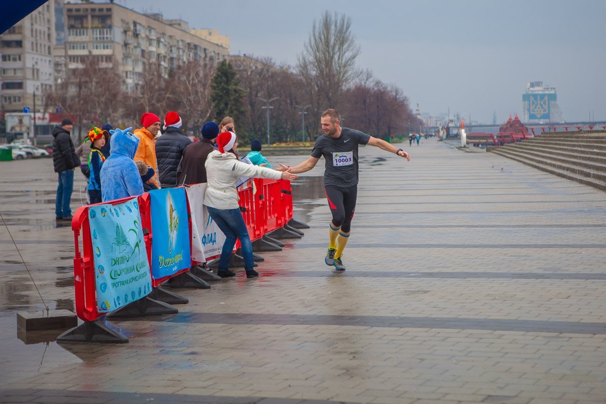 Ведущая всячески подбадривала участников Ведущая всячески подбадривала участников