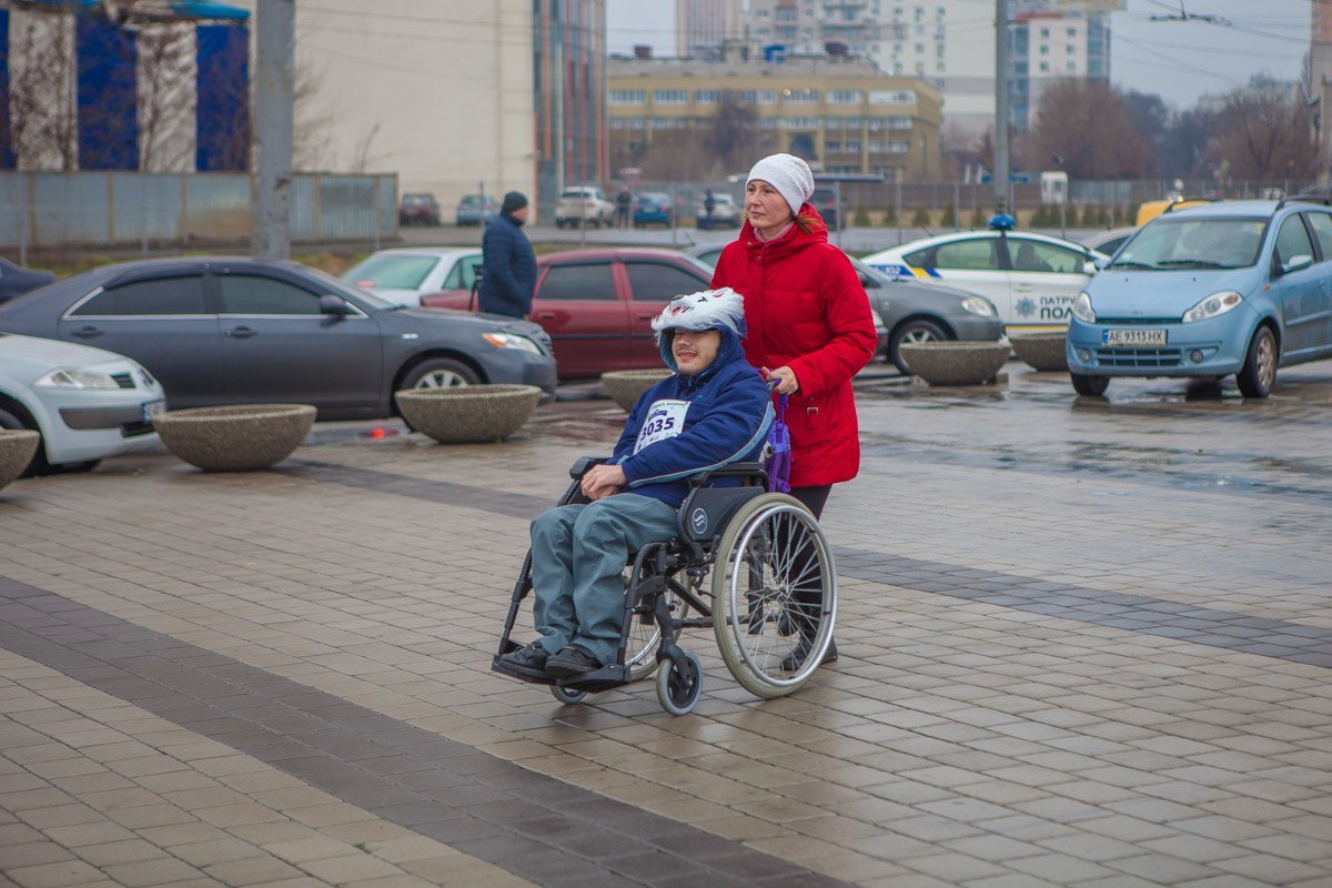 Для детей с ограниченными возможностями дистанция была символической - 400 метров Для детей с ограниченными возможностями дистанция была символической - 400 метров