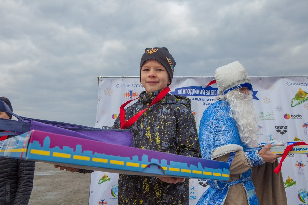 Среди подарков победителям были медали, пряники, а также новая игра "Днепрополия", в которой можно купить любую улицу Днепра.