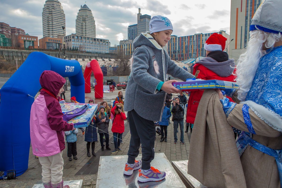 Счастливые победители на фоне Днепра