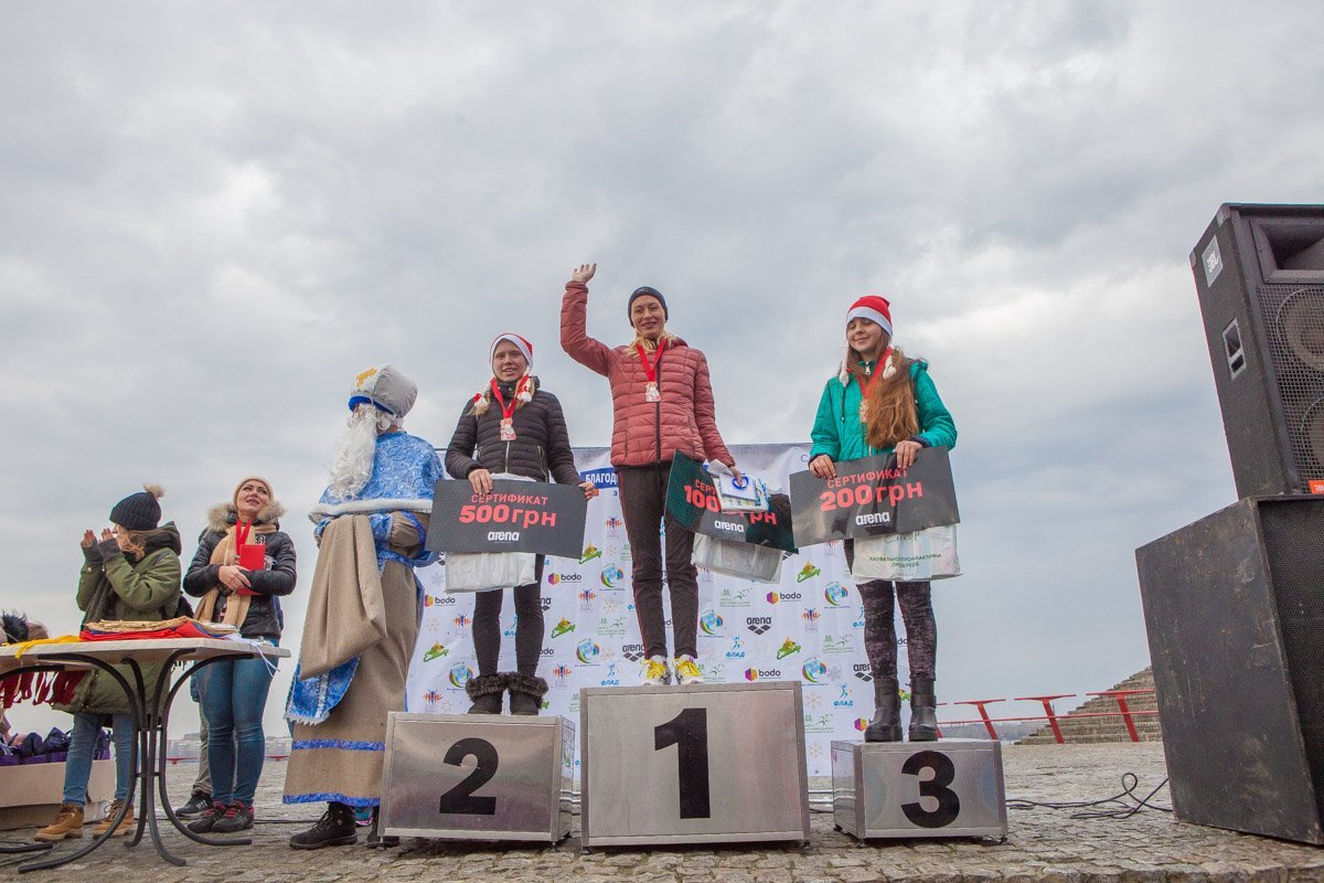 Было дождливо и ветрено, но победители не обратили на это внимания 