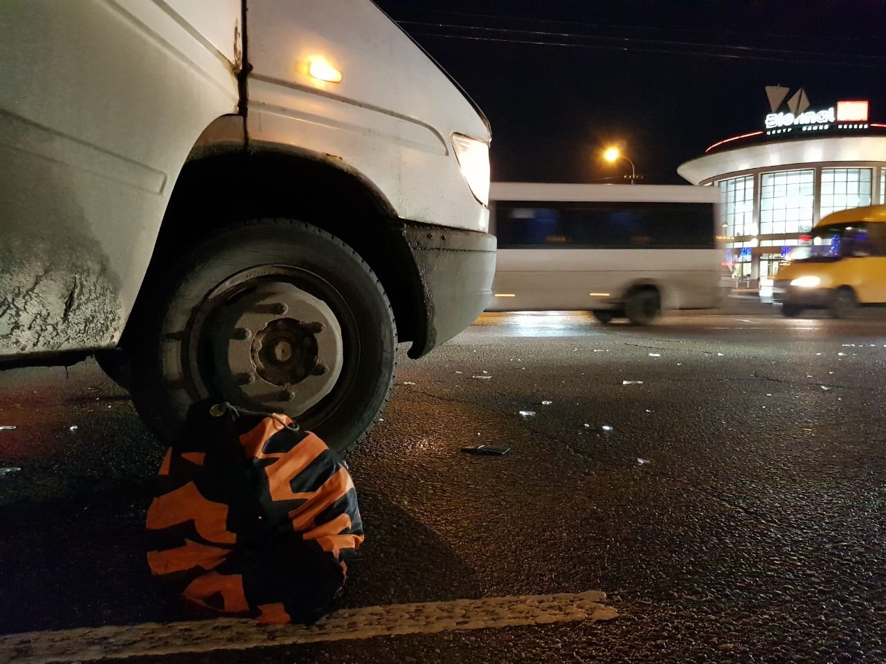 Предварительно, у пострадавшей рассечена бровь и перелом руки Предварительно, у пострадавшей рассечена бровь и перелом руки