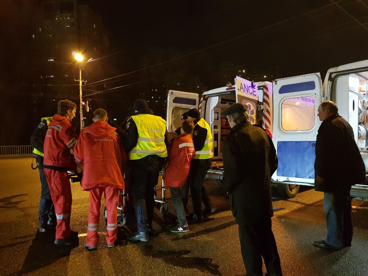 Медики оказали домедицинскую помощь женщине  Медики оказали домедицинскую помощь женщине