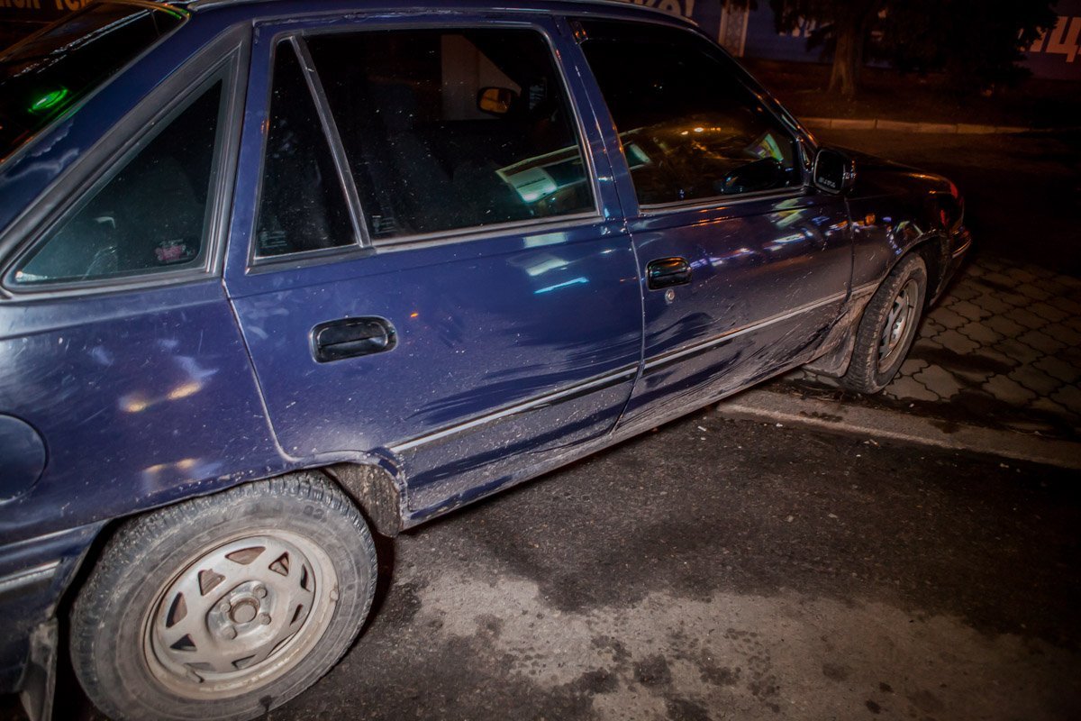 Ребенок упал под заднее колесо машины Ребенок упал под заднее колесо машины