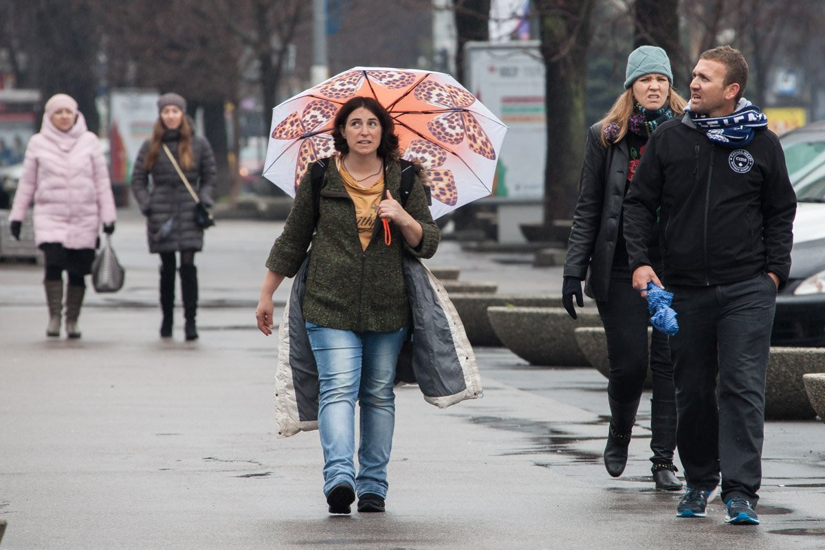 Это что дождь? Та нет. Это дождь! И правда дождь.