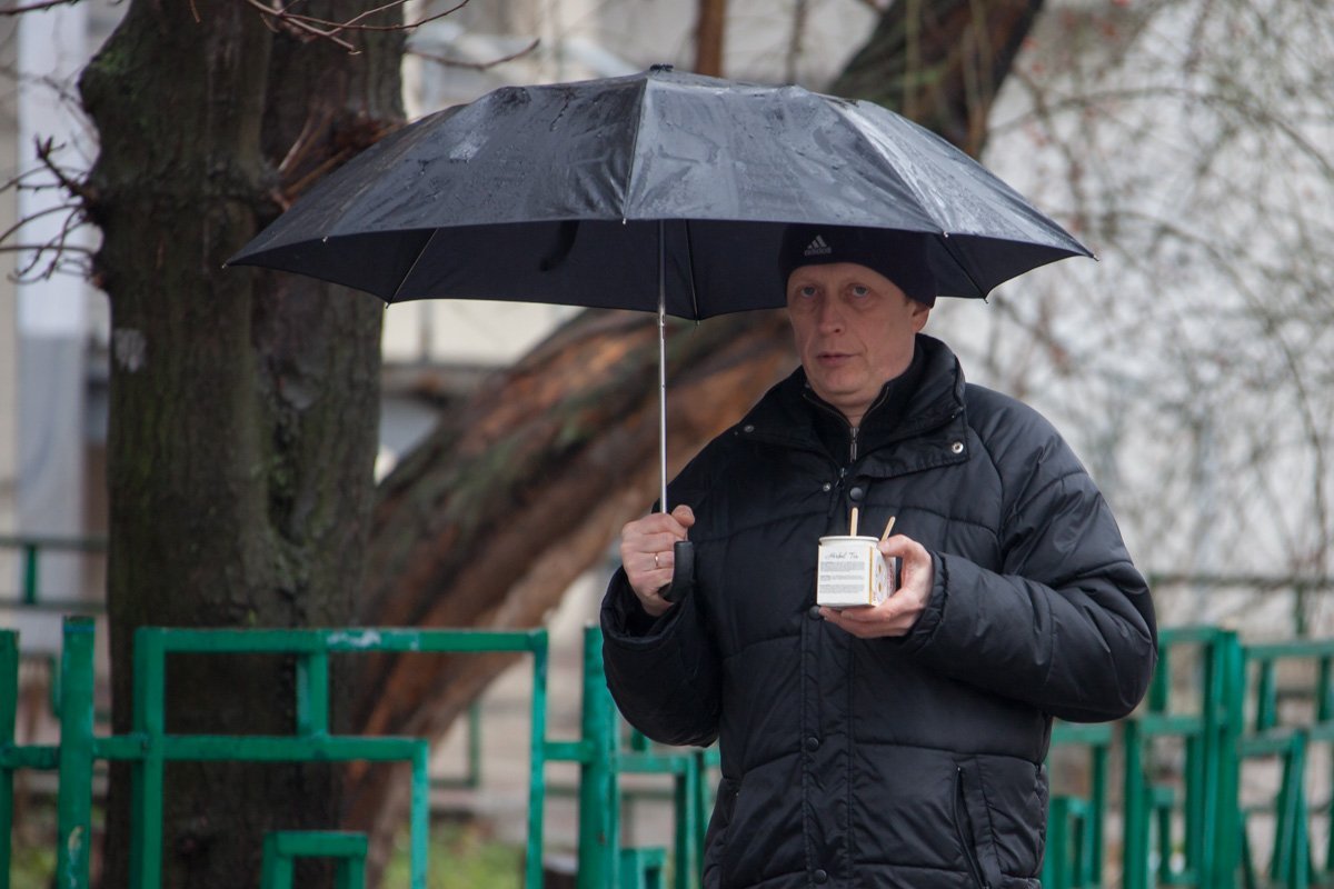 Каждый согревается, как может