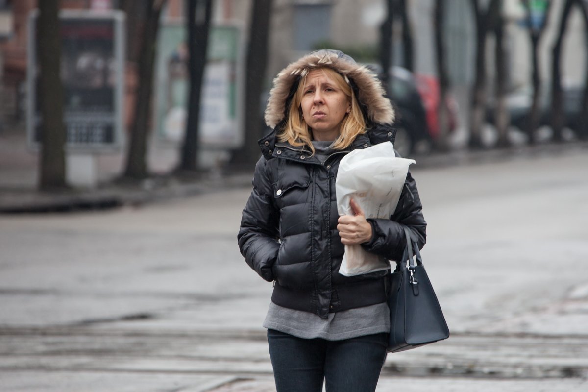 Что может быть печальнее женщины, идущей утром в воскресенье на работу в дождь