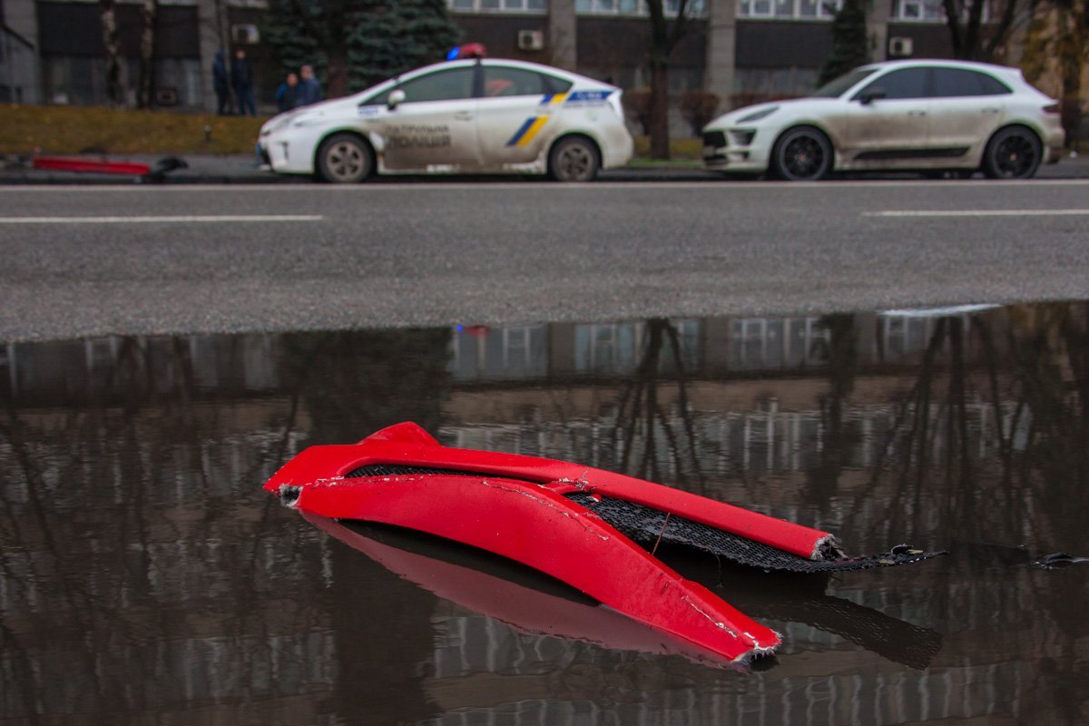 Части кузова разбросало по всей округе