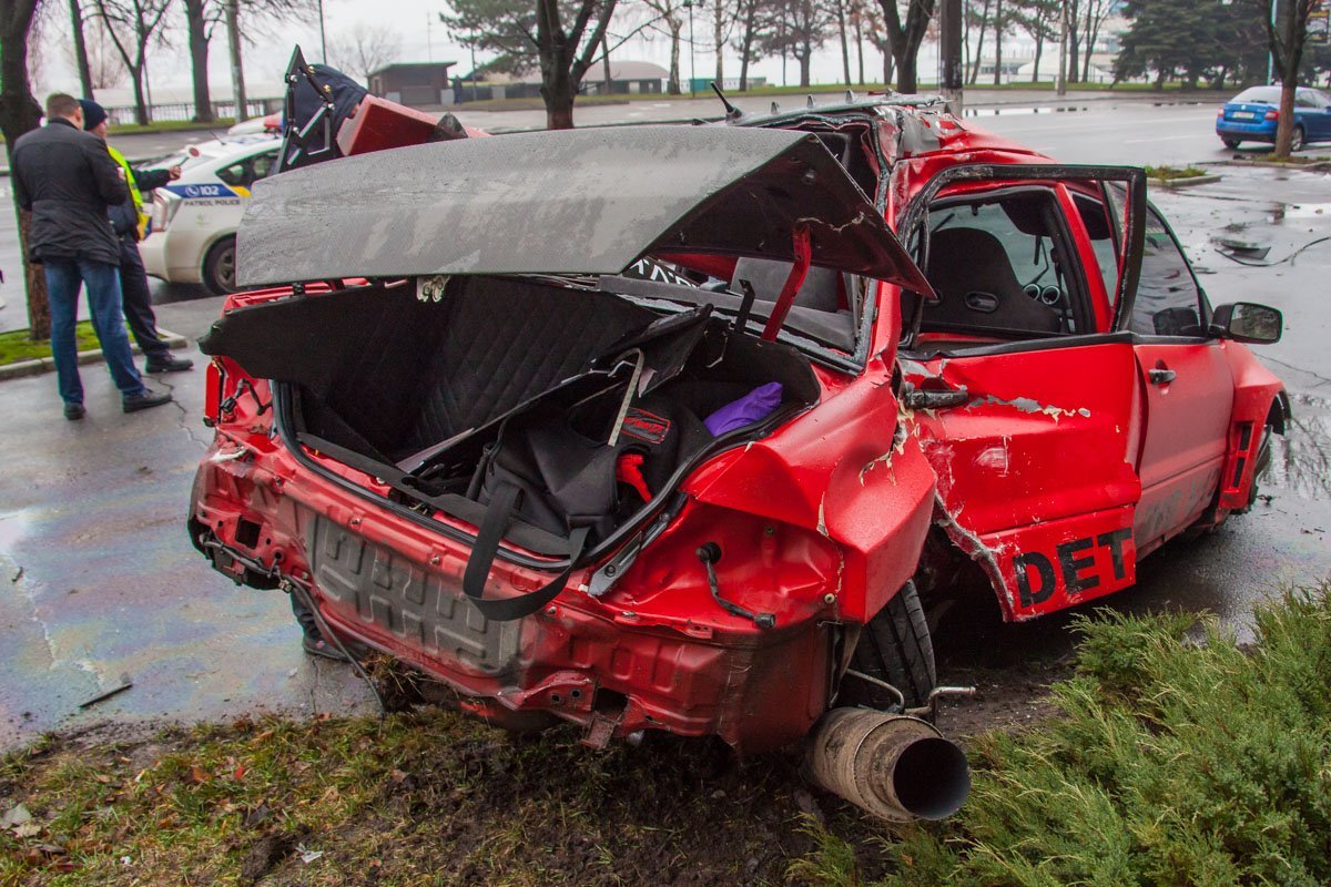 Вывернуло заднюю часть автомобиля
