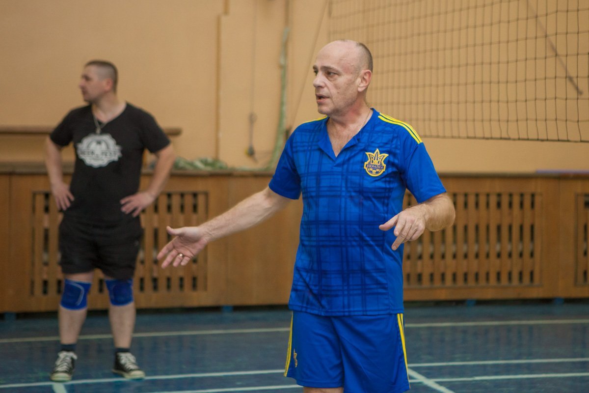 Команда девочек сражается против команды мальчиков