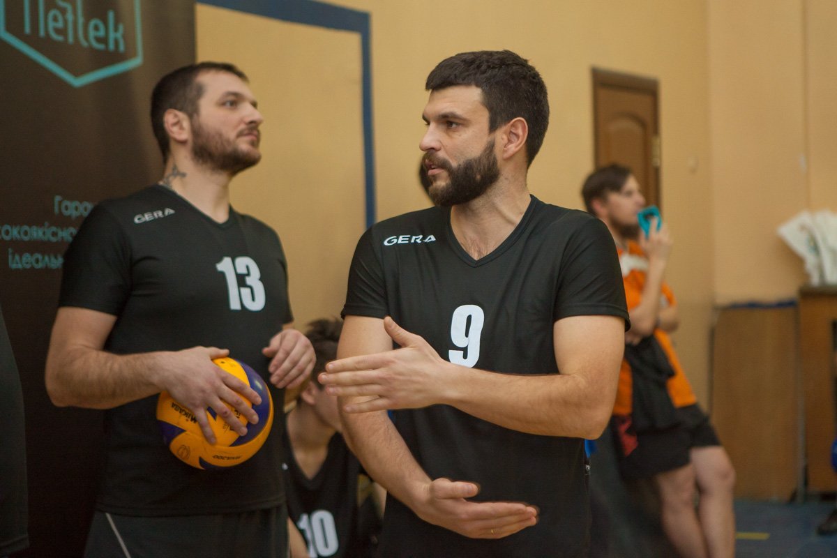 Пока одни команды играют, другие разминаются