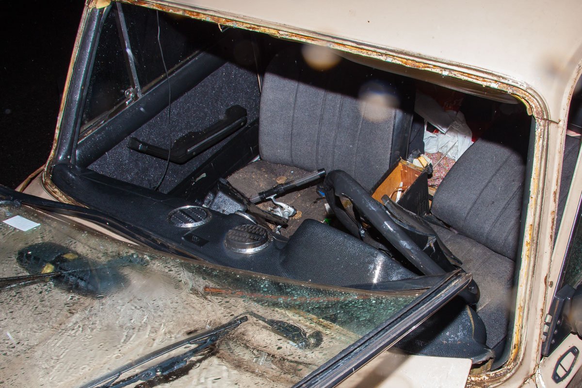 Лобовое стекло вылетело из автомобиля Лобовое стекло вылетело из автомобиля