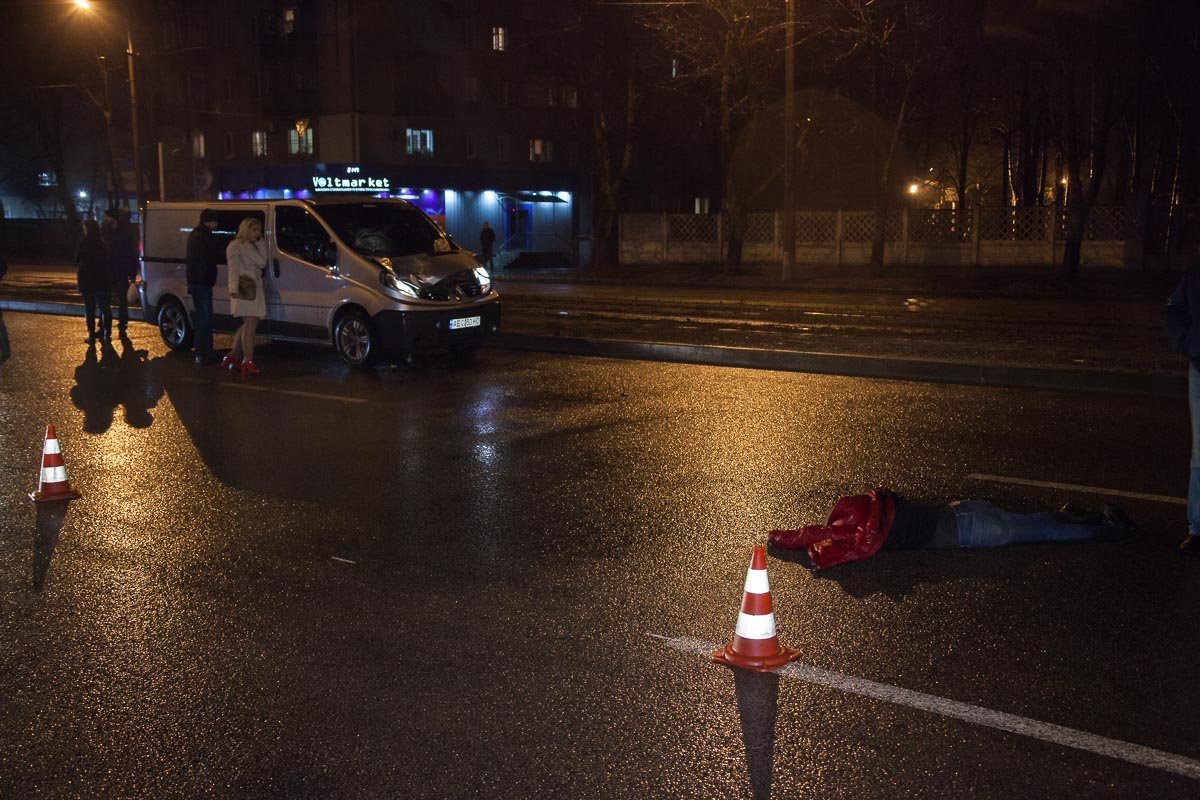 На проспекте Богдана Хмельницкого водитель Renault сбил мужчину На проспекте Богдана Хмельницкого водитель Renault сбил мужчину