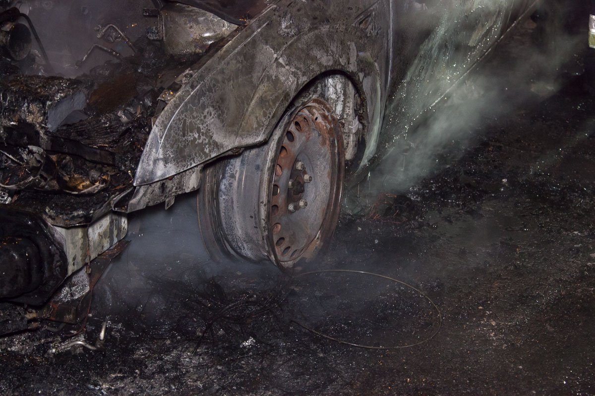 В результате пожара у Ford полностью уничтожен моторный отсек и выгорел салон