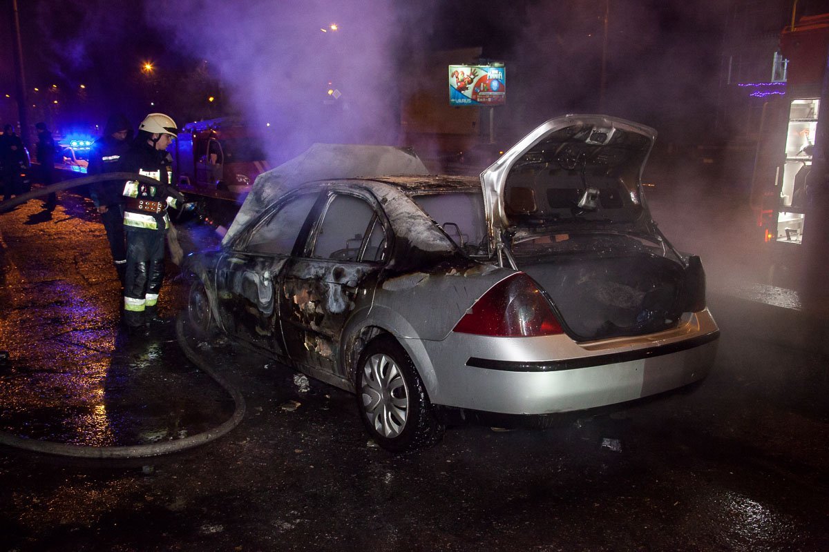 Потушить автомобиль спасателям удалось до того, как пламя перекинулось на топливный бак
