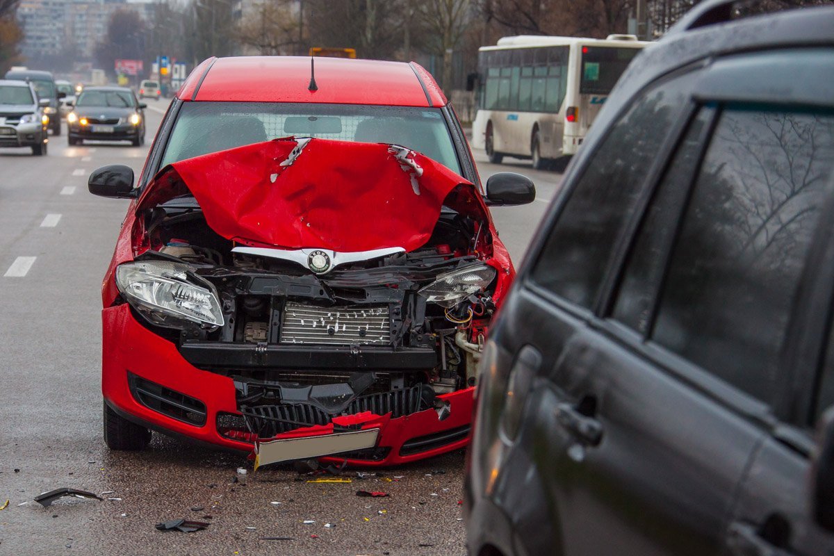 Повреждения автомобиля который приближает праздник Повреждения автомобиля который приближает праздник