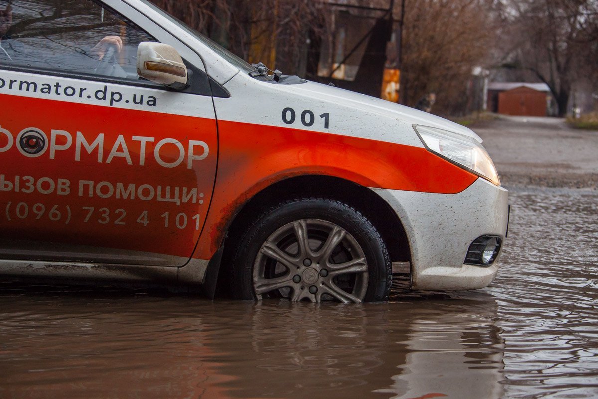 Ямы поджидают водителей в каждой луже Ямы поджидают водителей в каждой луже