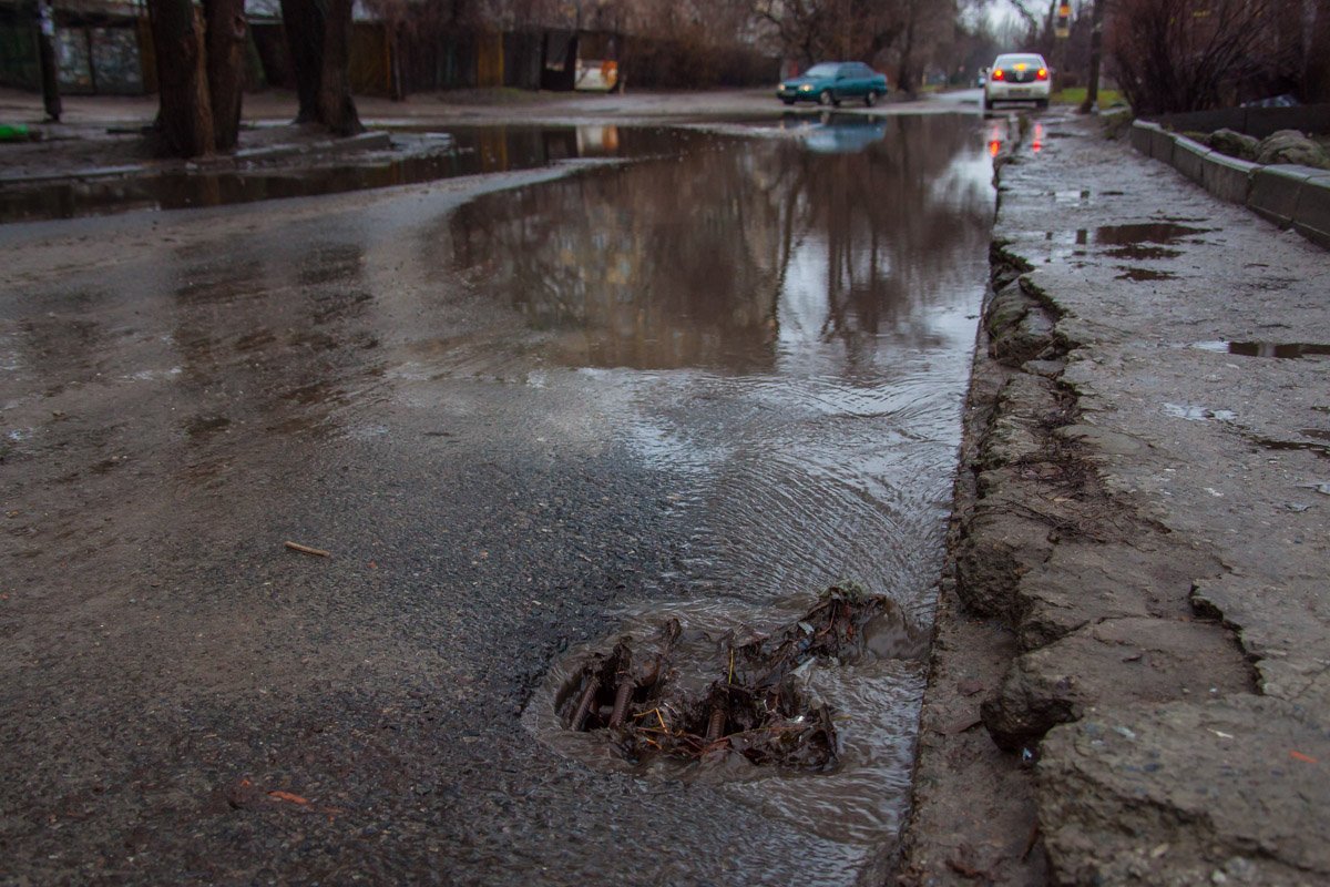 Ливневка на Софьи Ковалевской работает как может Ливневка на Софьи Ковалевской работает как может