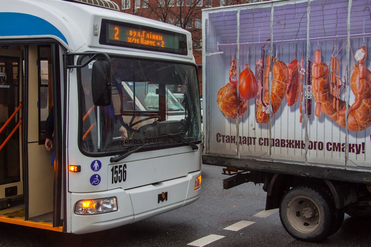 Повреждения троллейбуса Повреждения троллейбуса