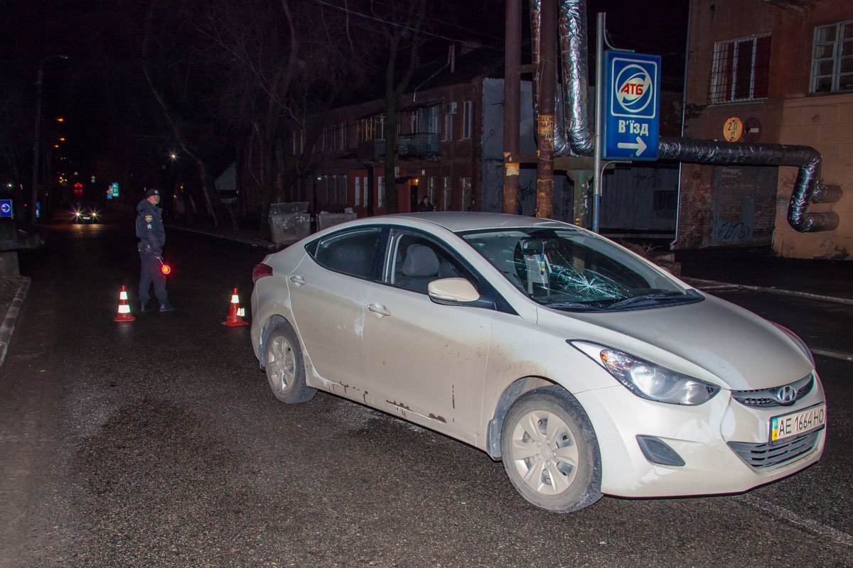 На Ульянова автомобиль сбил женщину На Ульянова автомобиль сбил женщину