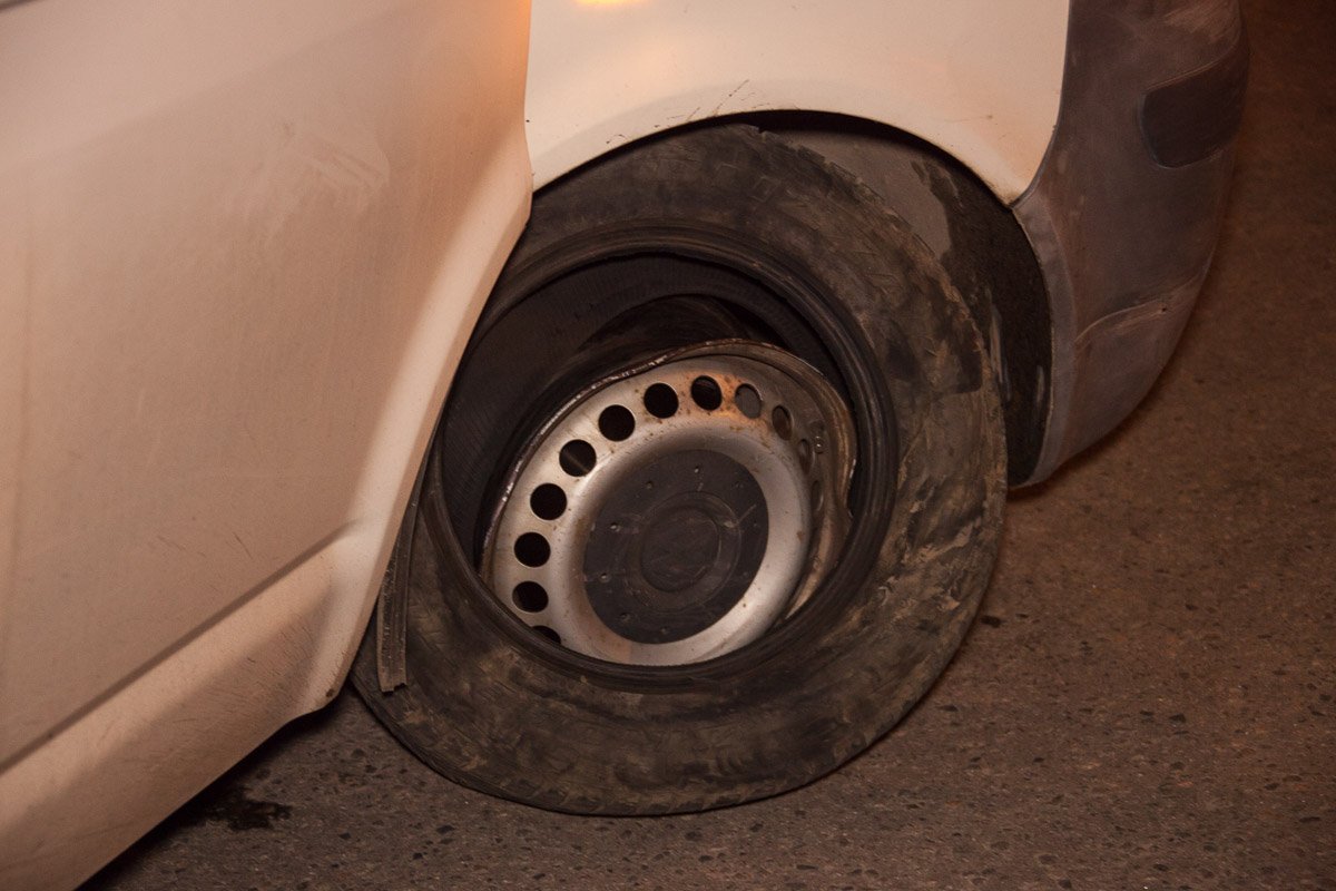 Водитель Volkswagen продолжал движение, несмотря на поврежденное переднее колесо