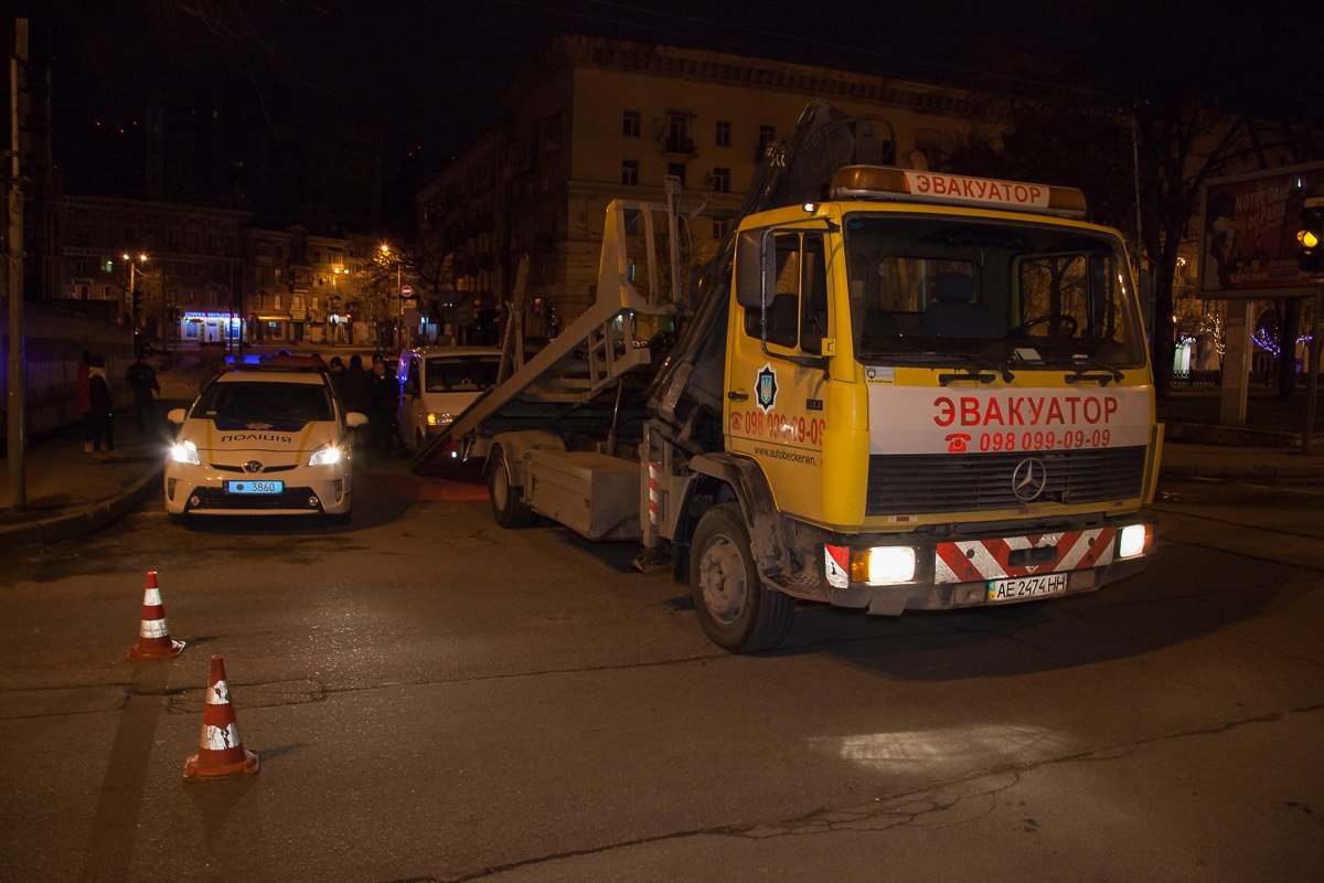 Для перемещения автомобиля правонарушителя на штрафплощадку был вызван эвакуатор