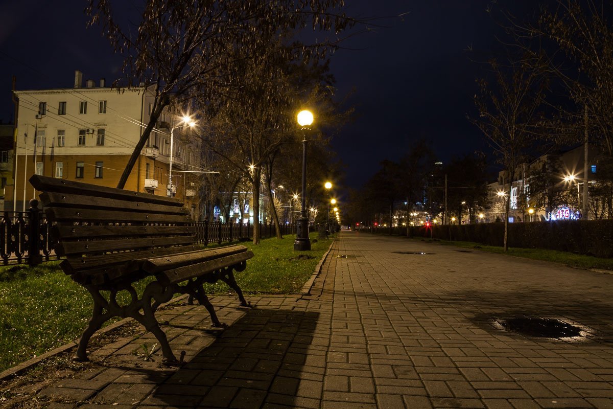 Четкий, налаженный ритм фонарей на проспекте Яворницкого полностью соответствует темпу жизни жителей города Четкий, налаженный ритм фонарей на проспекте Яворницкого полностью соответствует темпу жизни жителей города