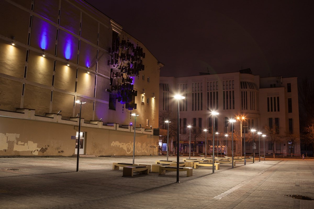 Нотки футуризма от фонарей возле театра имени Шевченко Нотки футуризма от фонарей возле театра имени Шевченко