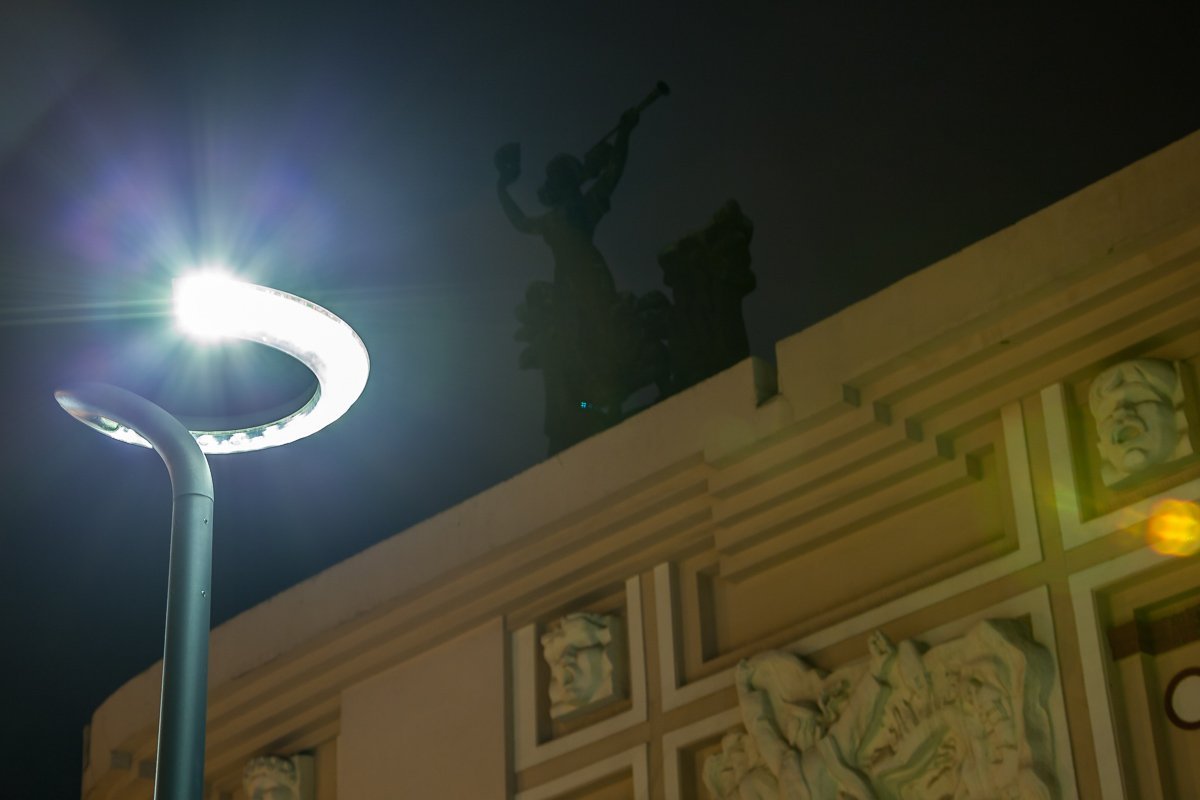 Словно подражает бронзовой музе на фасаде театра имени Шевченко Словно подражает бронзовой музе на фасаде театра имени Шевченко