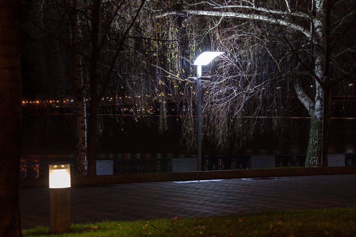 А иногда хочется молча побыть фонариком, просто освещая кому-то путь А иногда хочется молча побыть фонариком, просто освещая кому-то путь