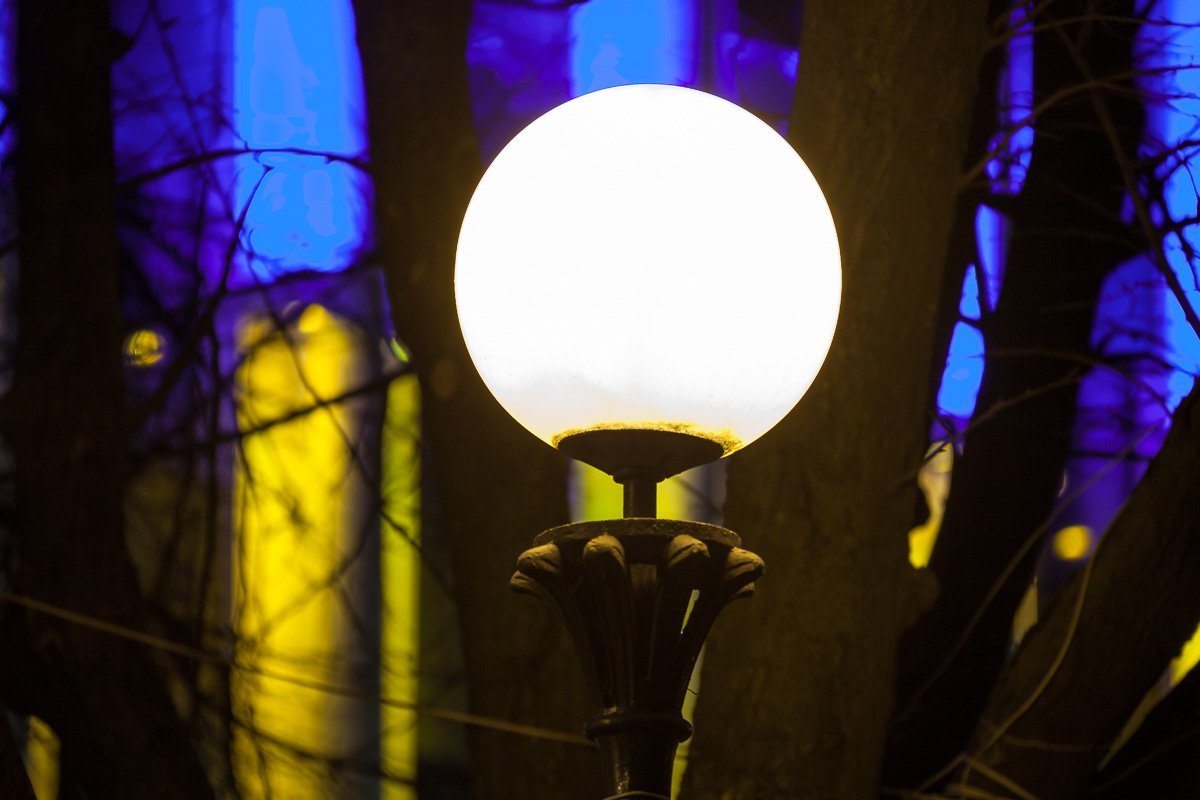 А этот "пузатый" музыкант явной занялся сольной карьерой в сквере возле ДнепрОГА А этот "пузатый" музыкант явной занялся сольной карьерой в сквере возле ДнепрОГА