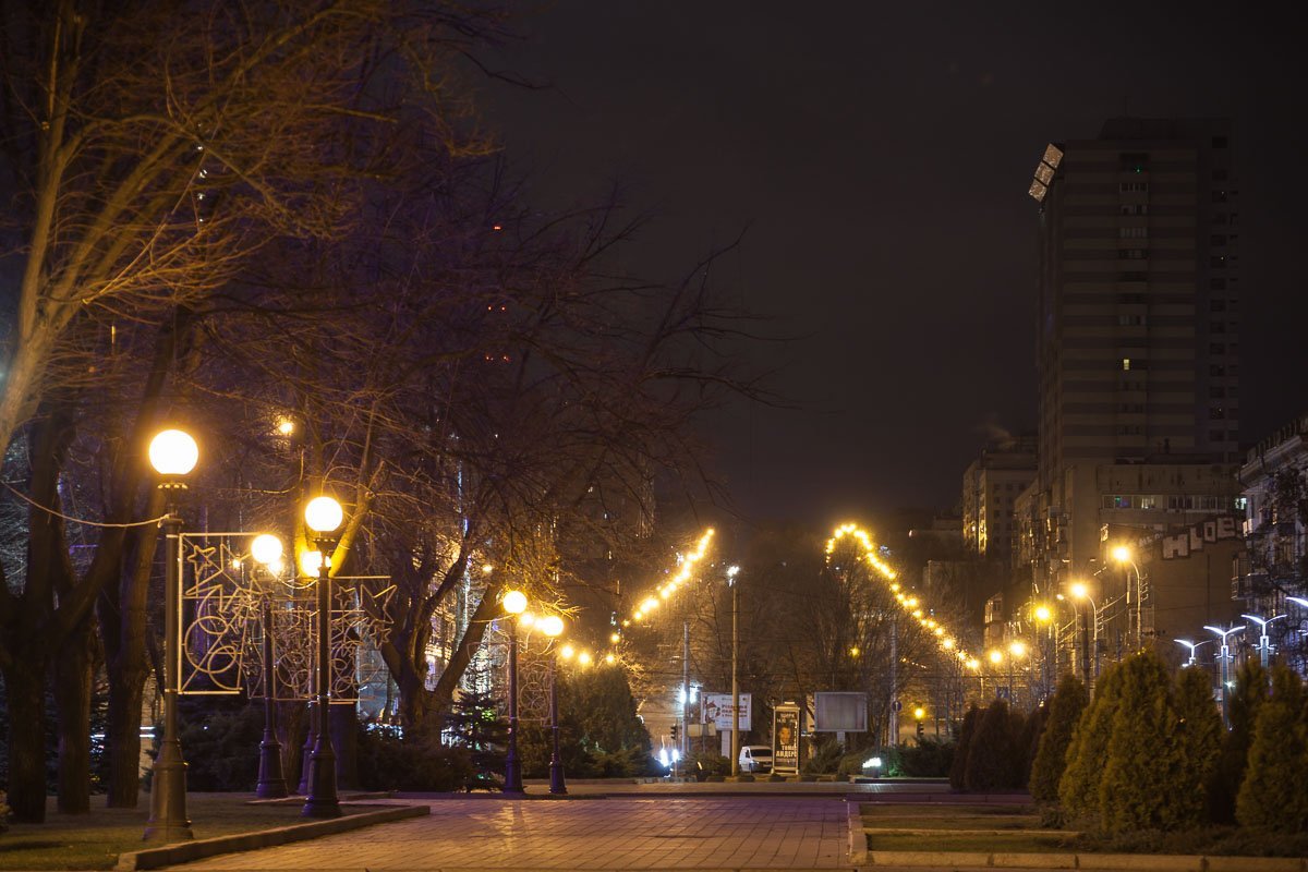 Ровные цепочки фонарей на длинных улицах словно ведут навстречу ночным приключениям Ровные цепочки фонарей на длинных улицах словно ведут навстречу ночным приключениям