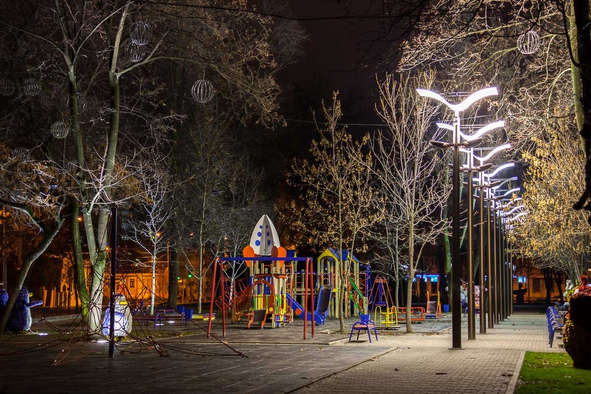 Стройные фонарики ждут утра, чтобы подпевать в такт детскому смеху Стройные фонарики ждут утра, чтобы подпевать в такт детскому смеху