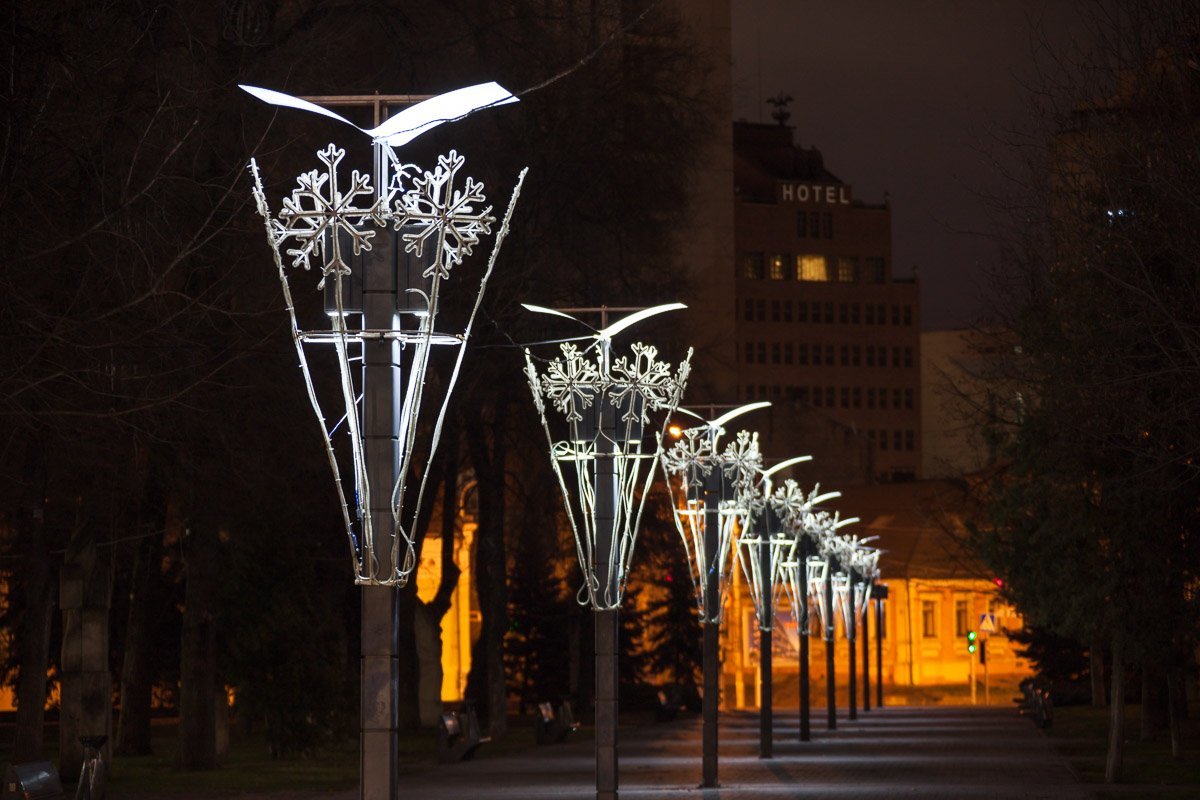 Рождественские фонари в Сквере Героев во все горло поют знакомый всем "Jingle Bells" Рождественские фонари в Сквере Героев во все горло поют знакомый всем "Jingle Bells"