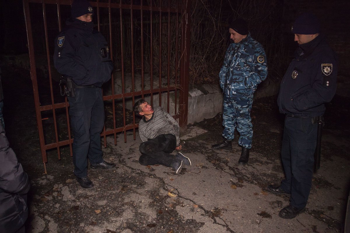 На улице Вернандского вооруженный неизвестный пытался ограбить полиграфический центр На улице Вернандского вооруженный неизвестный пытался ограбить полиграфический центр