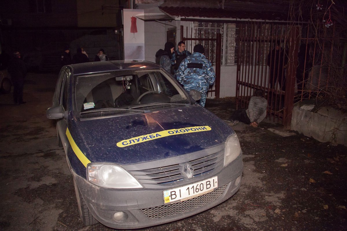 Неизвестный смог подготовить для "выноса" некоторые вещи, однако сработала охранная сигнализация Неизвестный смог подготовить для "выноса" некоторые вещи, однако сработала охранная сигнализация