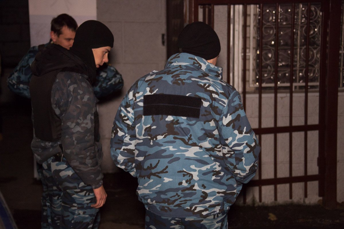 Открыв дверь в типографию, двое охранников увидели жулика с ножом в руках Открыв дверь в типографию, двое охранников увидели жулика с ножом в руках