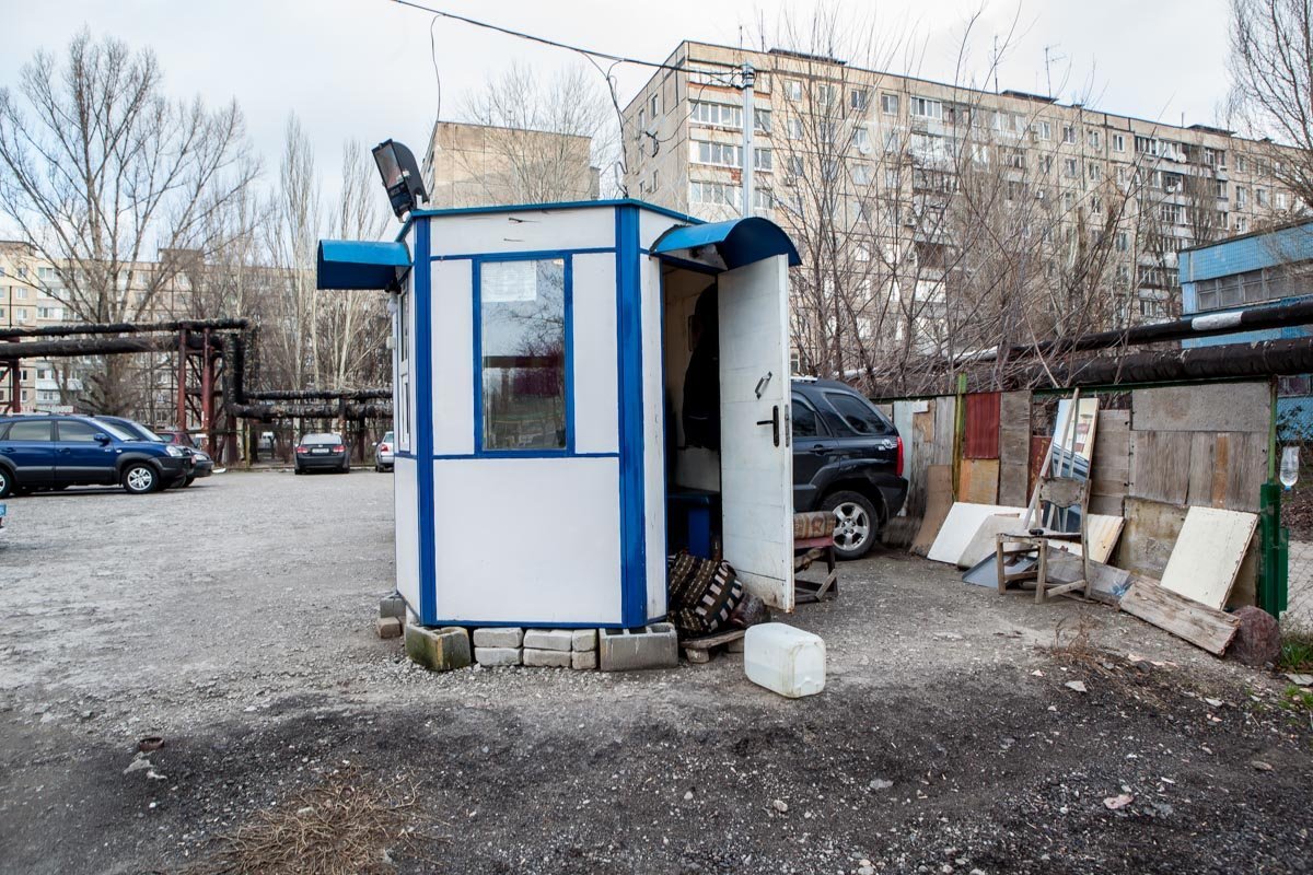 На Калиновой умер охранник стоянки