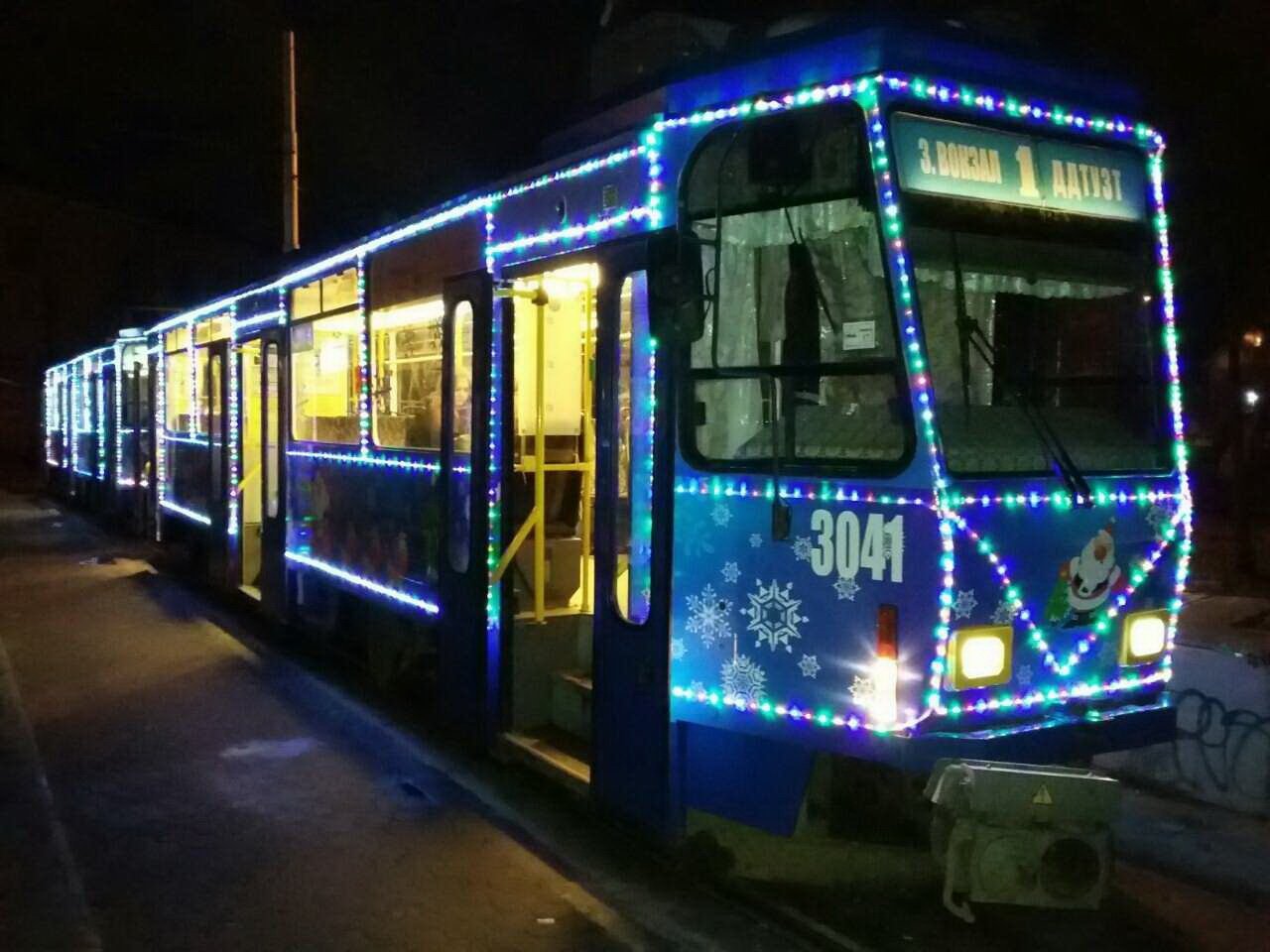 В Днепре запустили праздничные трамваи 1