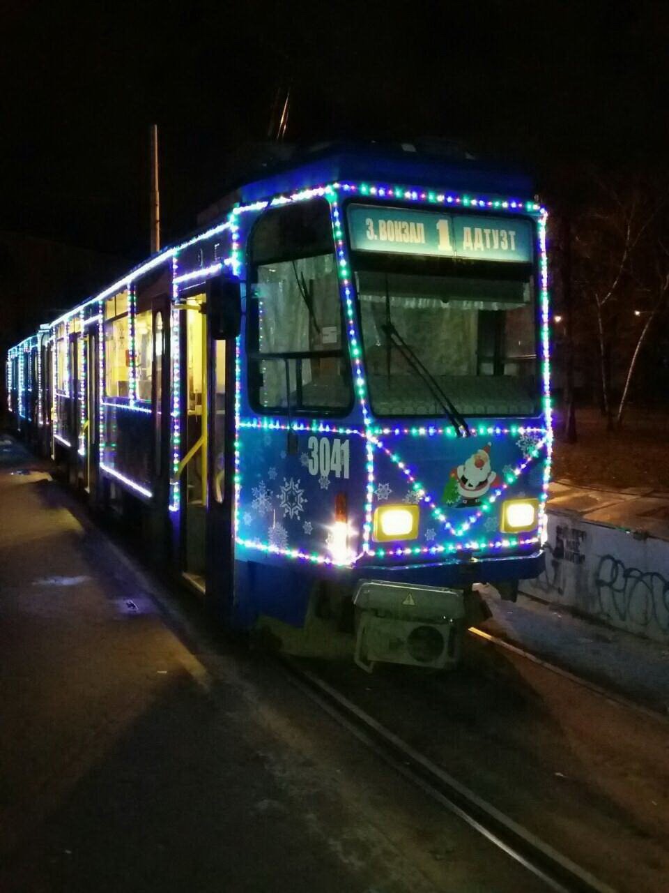 В Днепре запустили праздничные трамваи 2