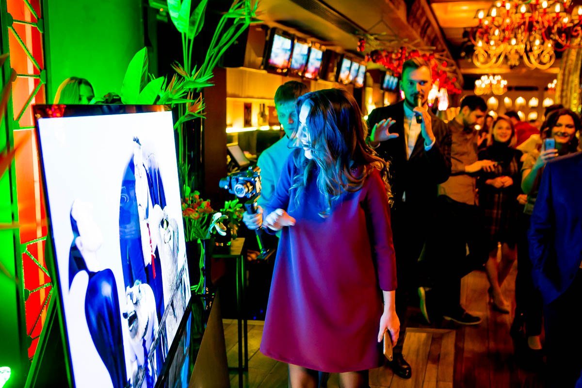 В Днепре показали первый OLED, с которым можно поговорить 1