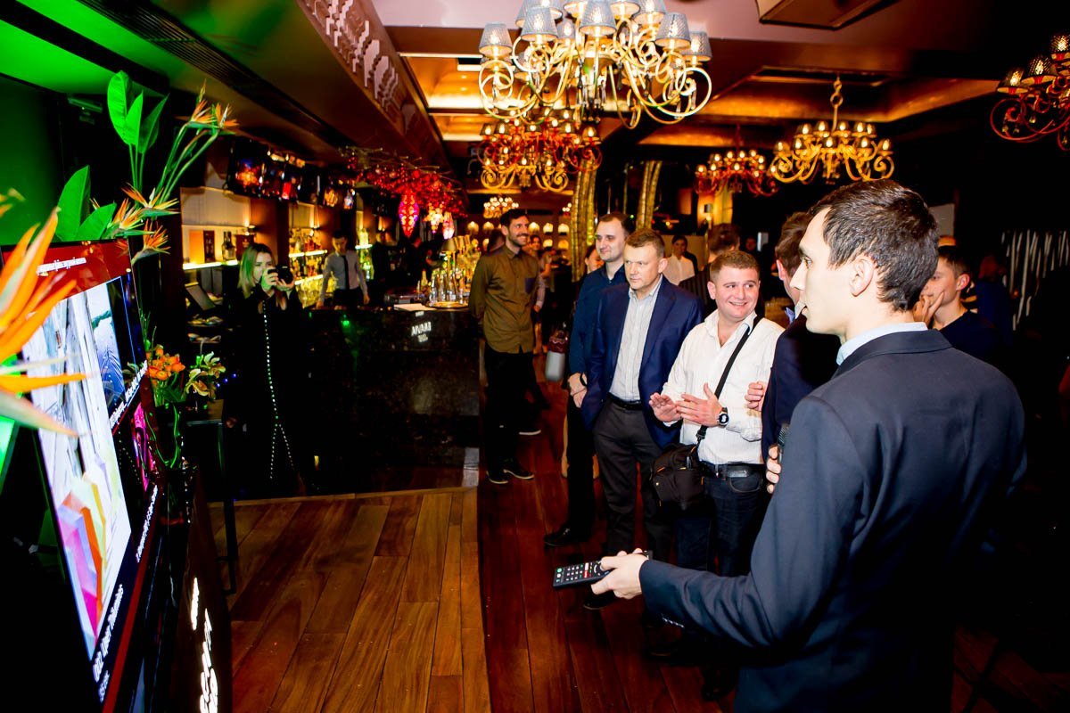 В Днепре показали первый OLED, с которым можно поговорить 5