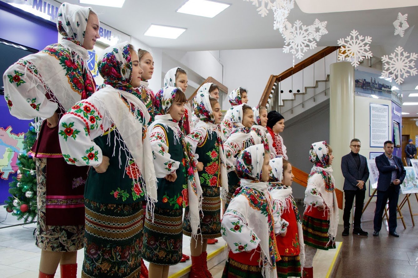 В Днепре открыли праздничную выставку "Рождественская звезда" 1