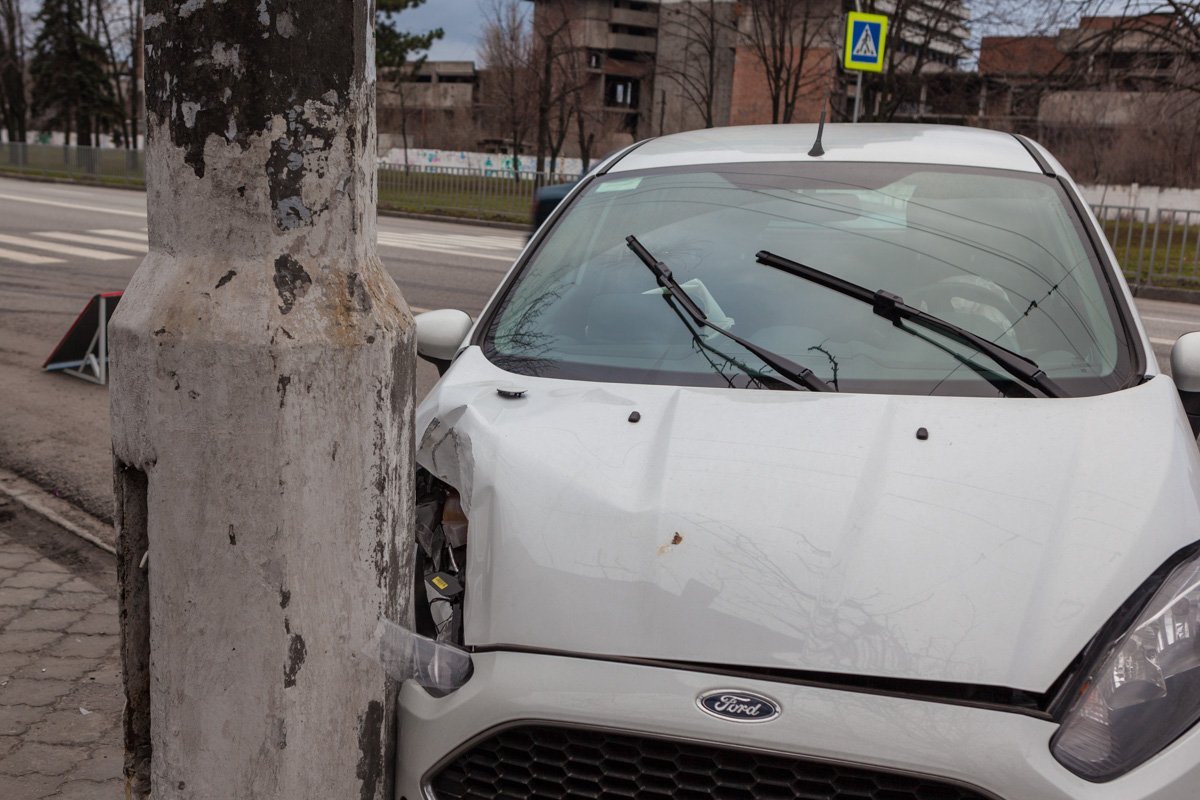 Девушка не справилась с управлением и заехала в столб