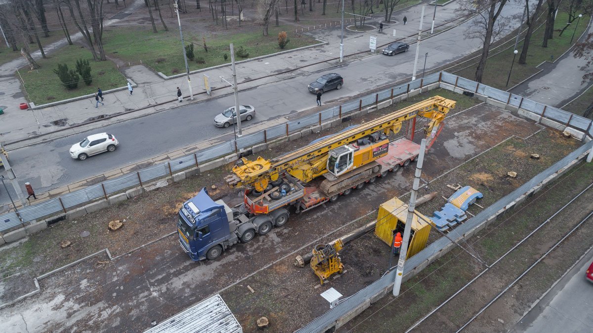 Тяжелую технику везли издалека Тяжелую технику везли издалека